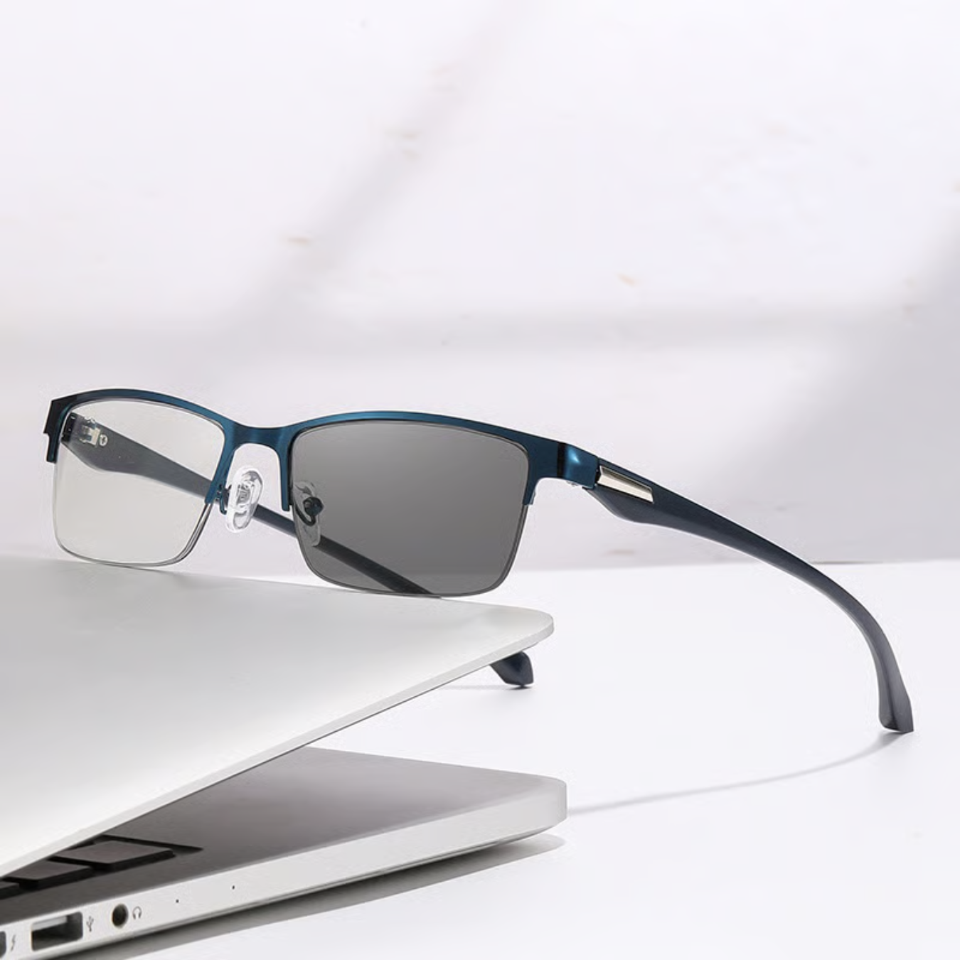 Multifocal Reading Glasses with Photochromic Lenses