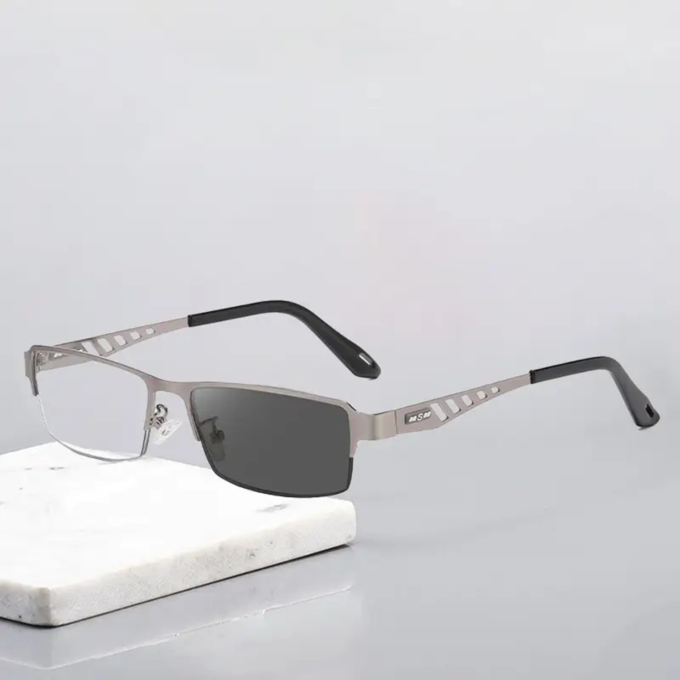 Multifocal Reading Glasses with Photochromic Lenses