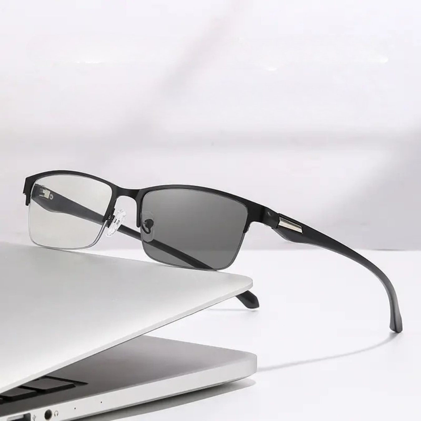Multifocal Reading Glasses with Photochromic Lenses