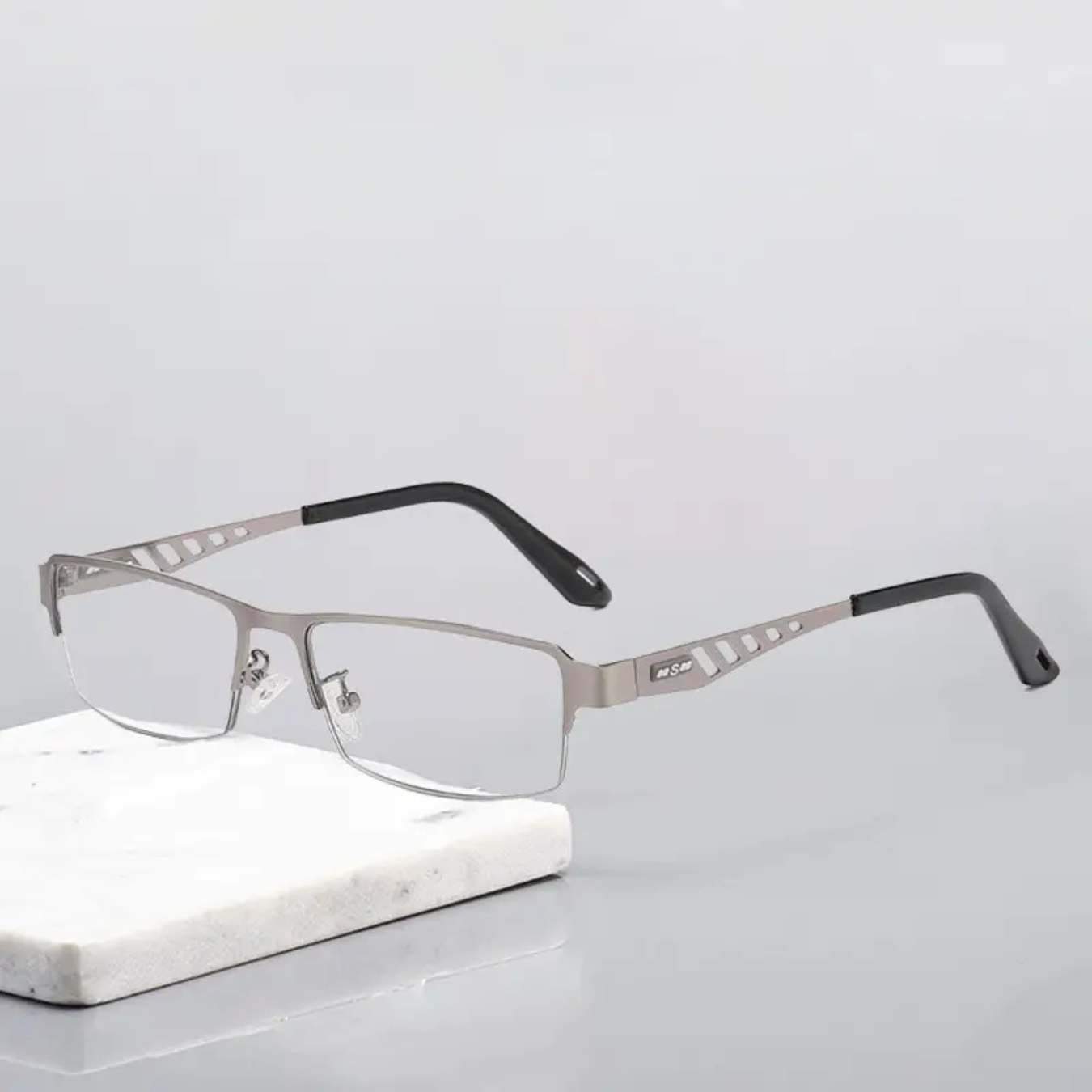 Multifocal Reading Glasses with Photochromic Lenses