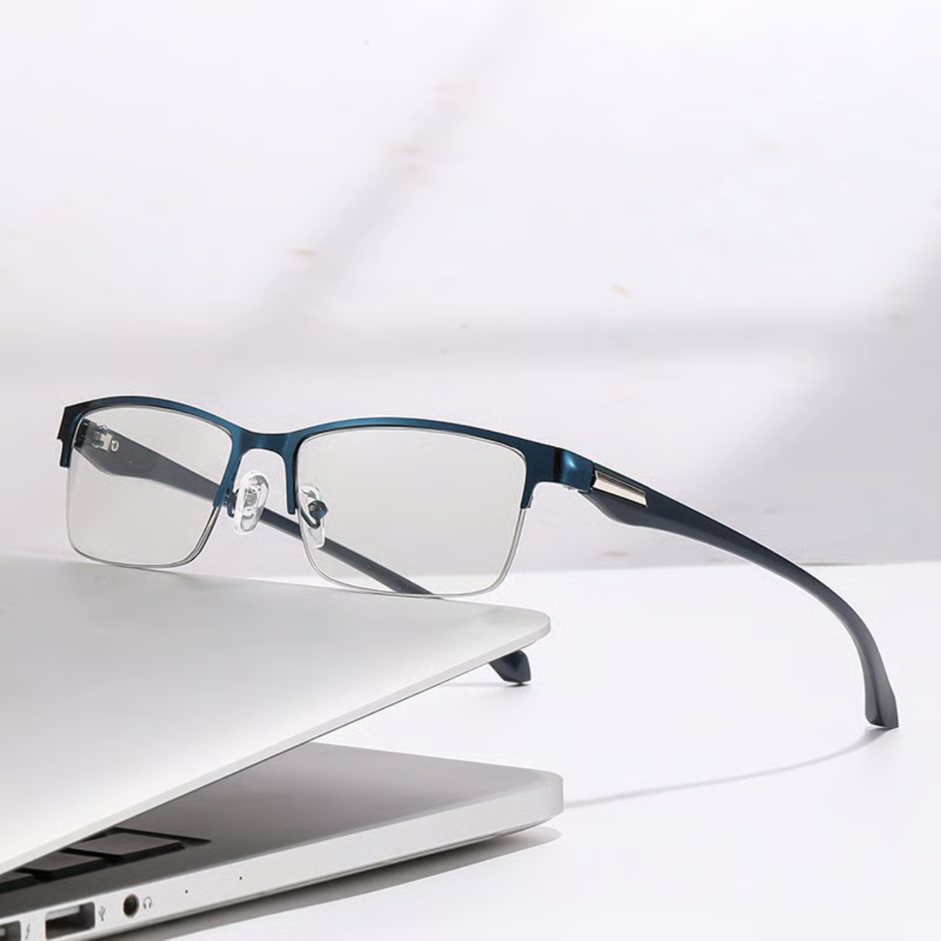 Multifocal Reading Glasses with Photochromic Lenses